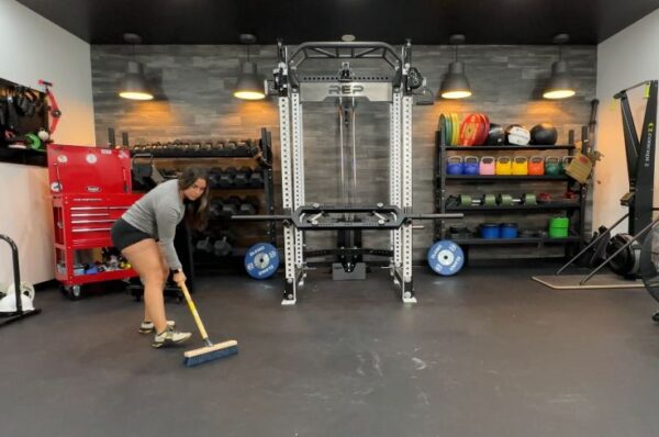 Jaane phenyl se gym floor kyun kharab hota hai aur Safyon Gym Cleaner kaise rubber flooring ko germ-free, fresh aur long-lasting banata hai.